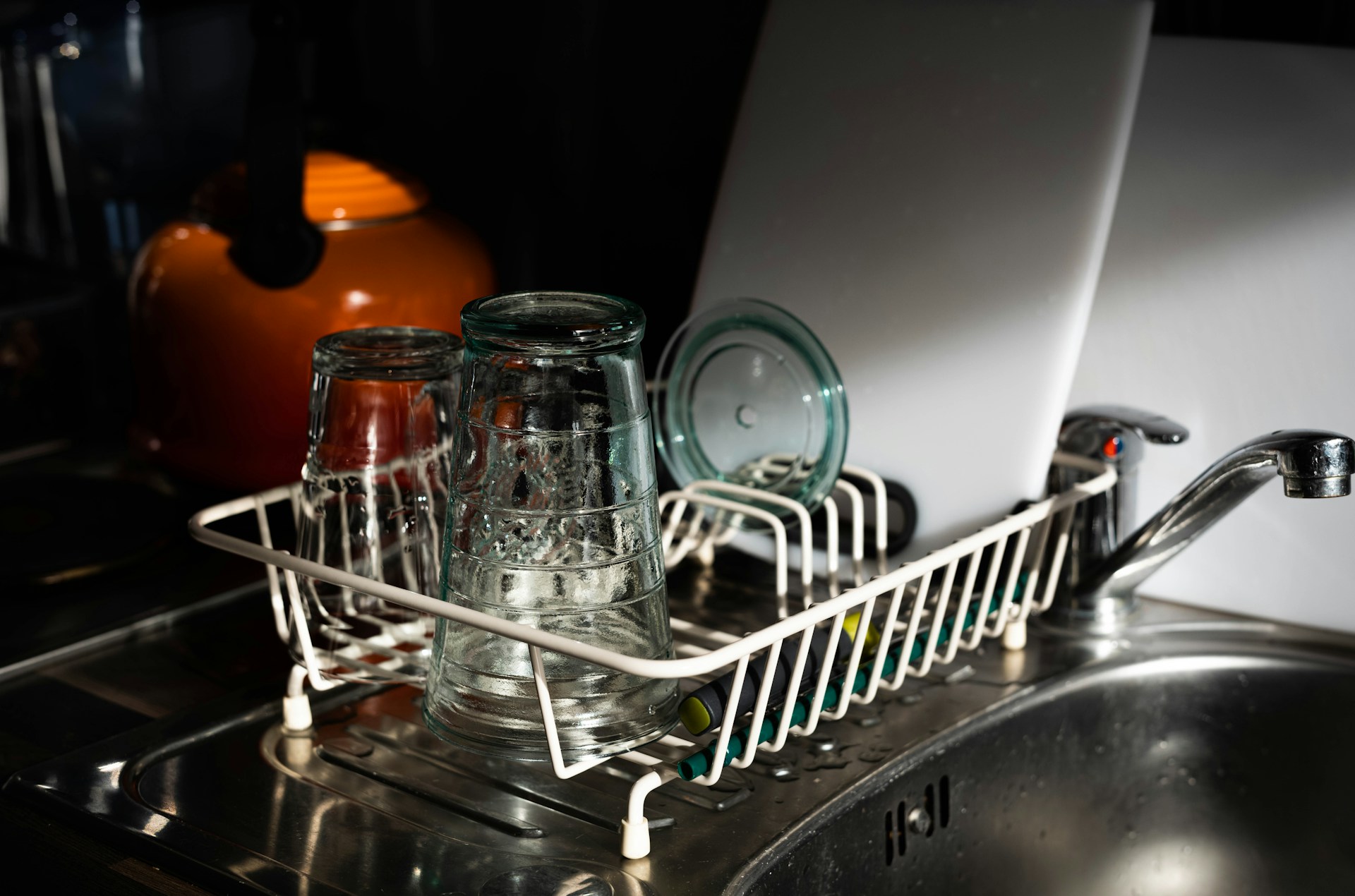 You are currently viewing Buying Guide: The 4 Best Dishwasher Brands in Kenya